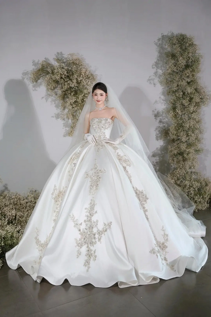 Zeitloses Ballkleid Trägerloses Weißes Spitzenapplikationen Langes Satin Brautkleid Schöne Formale Süße Brautkleider A049