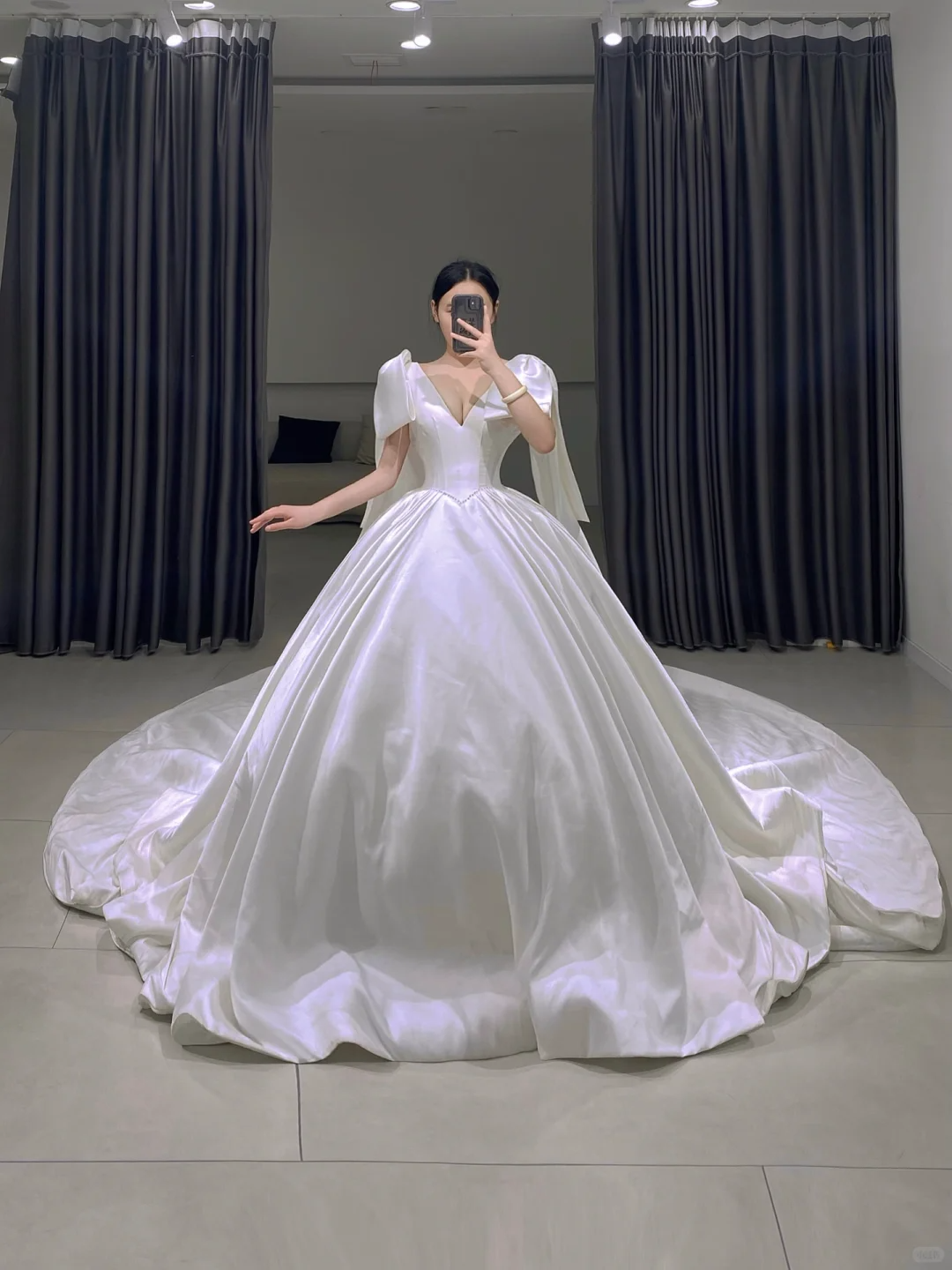 Zeitloses Ballkleid mit V-Ausschnitt, ärmelloses weißes Satin, langes Brautkleid, schöne formelle süße Brautkleider A091