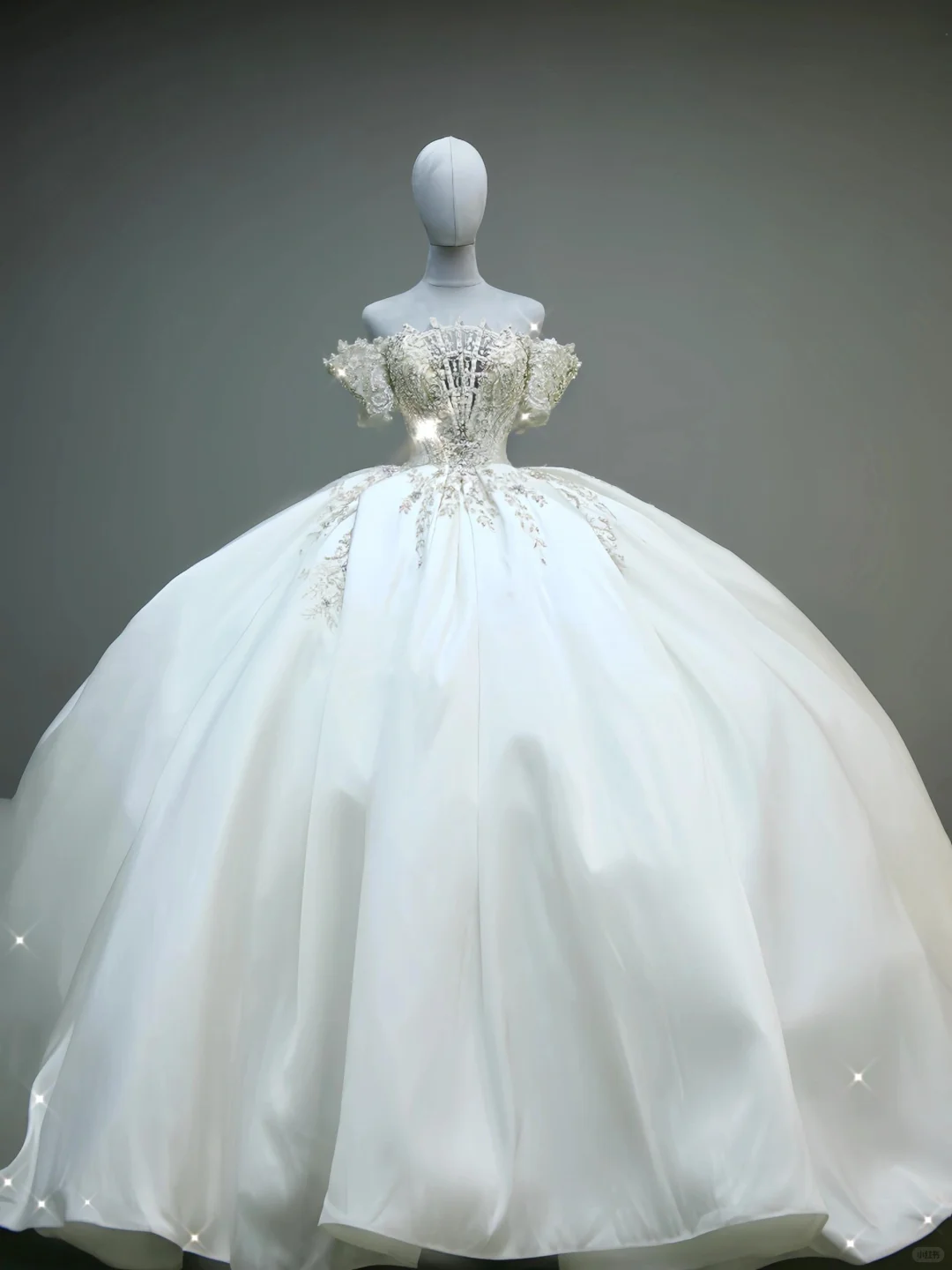 Elegantes Ballkleid aus Satin mit kurzen Ärmeln und langem Brautkleid, schöne formelle Brautkleider mit niedlichem Muster A120