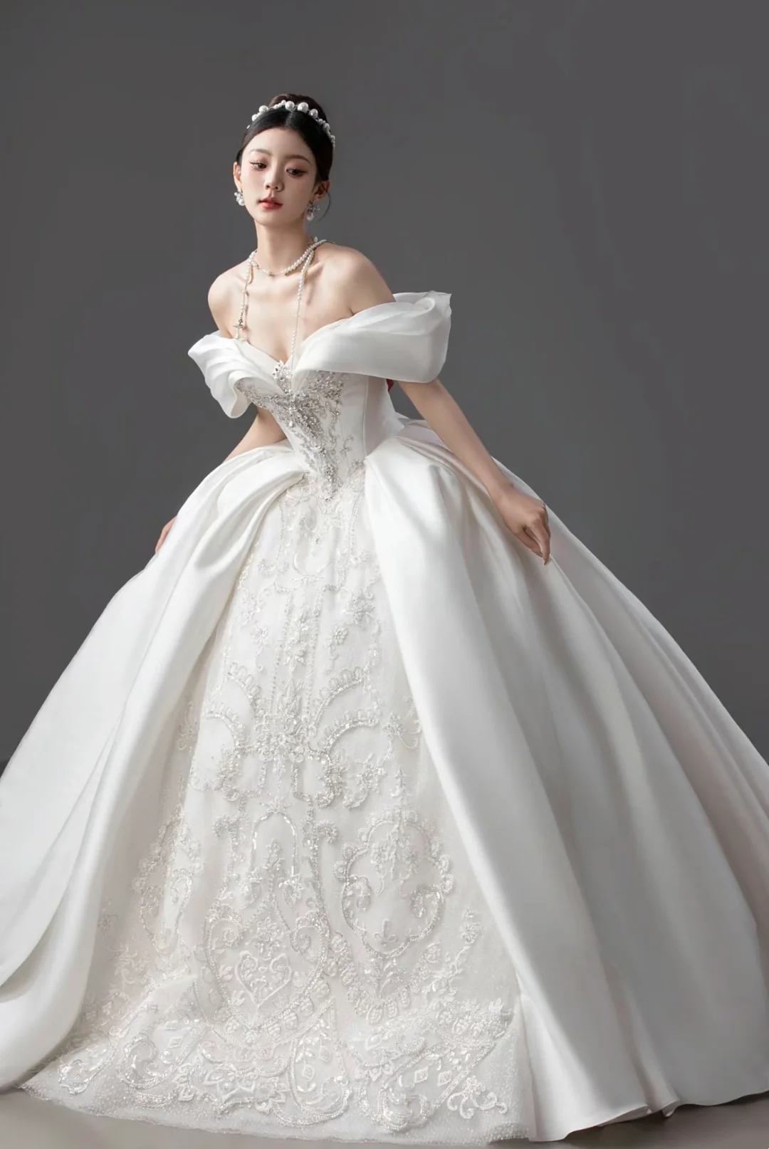 Verträumtes Ballkleid aus der Schulter Satin weiß langes Brautkleid schöne formale süße Brautkleider A125