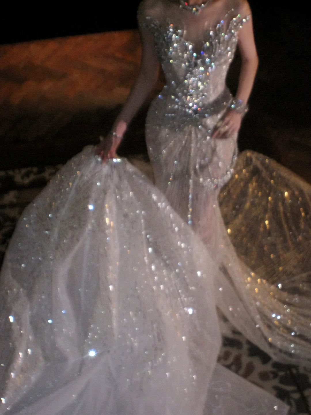 Luxurious Wedding Dresses Mermaid Scoop Neck With Beads Crystals Silver Sequin Bride Dress For Brides Fitted Bridal Gown N075