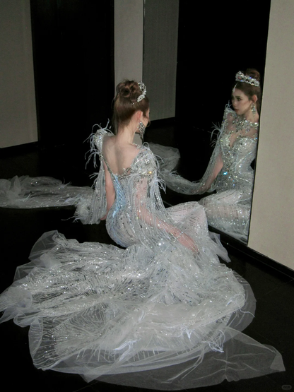 Robe de mariée sirène scintillante à manches longues et sequins, avec cape et plumes, robe de conte de fées N052