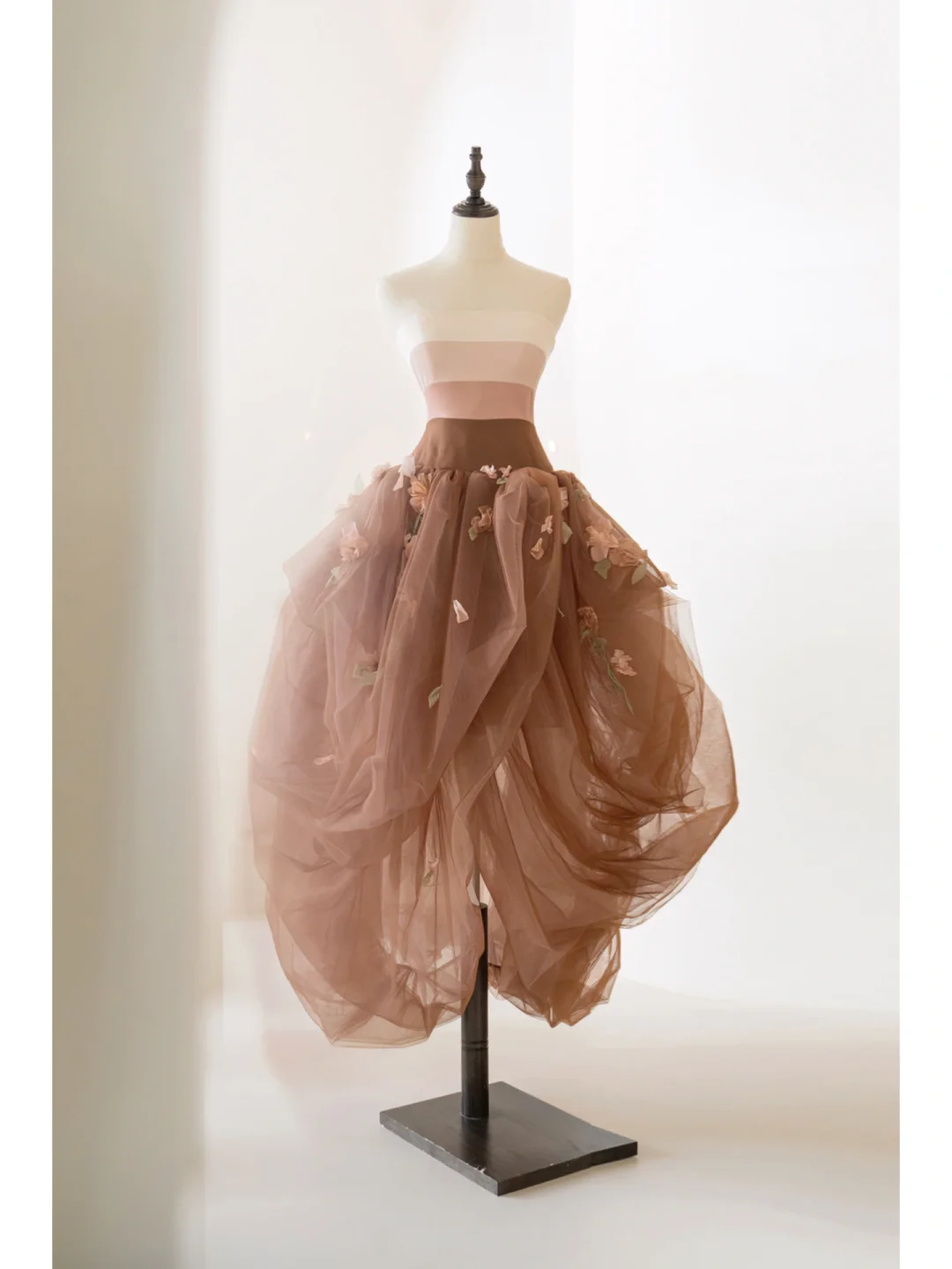 Robe de bal élégante sans bretelles en tulle fleuri marron, robe de soirée charmante, robe d'invitée de mariage tendance AB1009