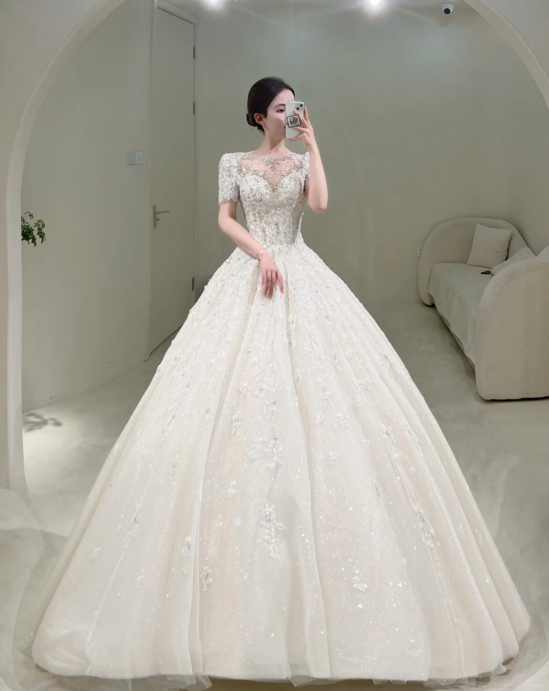 Zeitloses Brautkleid mit Spitzenapplikationen, Ballkleid aus Tüll, kurze Ärmel, AB891