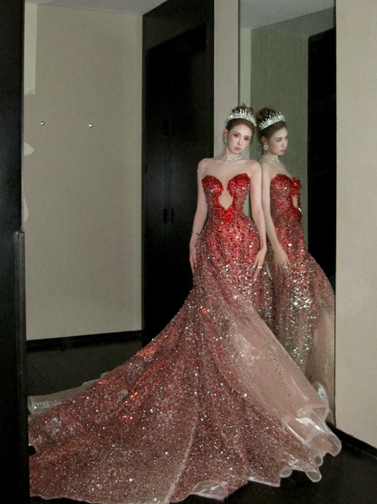 Robe de bal sirène bordeaux à décolleté cœur et perles de cristal, style sobre, longue et élégante, idéale pour une soirée de remise de diplômes (N058)