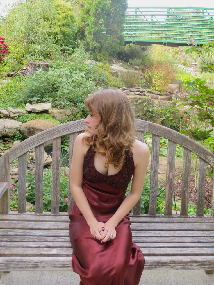 Vintage Meerjungfrauen-Abendkleid mit Neckholder, Perlenbesatz, ärmellos, weinrot, burgunderfarben, langes Satin-Abendkleid, Inspiration für das Abendkleid AB1048