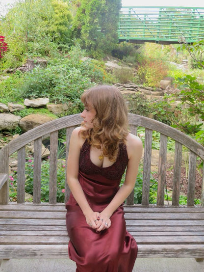 Vintage Meerjungfrauen-Abendkleid mit Neckholder, Perlenbesatz, ärmellos, weinrot, burgunderfarben, langes Satin-Abendkleid, Inspiration für das Abendkleid AB1048