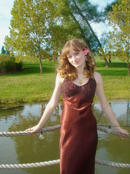 Vintage Meerjungfrauen-Abendkleid mit Neckholder, Perlenbesatz, ärmellos, weinrot, burgunderfarben, langes Satin-Abendkleid, Inspiration für das Abendkleid AB1048