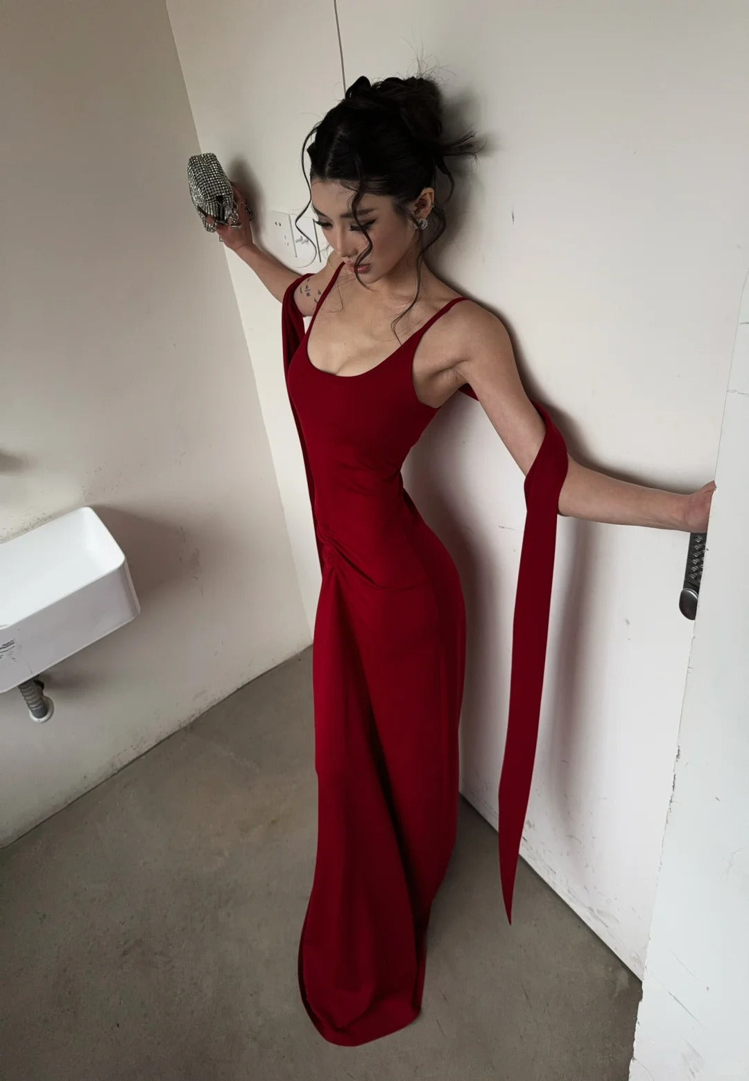 Robe de bal longue rouge à fines bretelles spaghetti et foulard, style sirène, N403