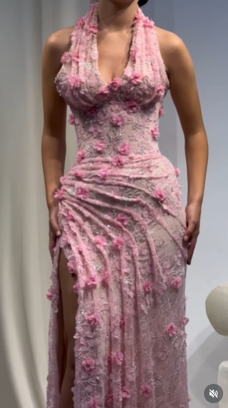 Elegantes Meerjungfrauen-Abendkleid mit Neckholder, V-Ausschnitt, rosa Spitze und hohem Schlitz – ein stilvolles Kleid für Teenager, ideal für festliche Anlässe, Partys und Abschlussbälle (AB1123).