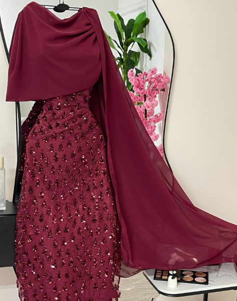 Robe de soirée élégante bleu marine à sequins avec cape, fourreau raffiné, idéale pour un bal de promo ou un dîner chic (AB2046)