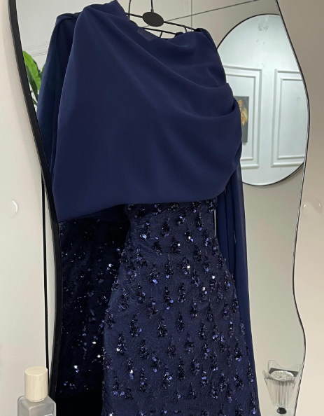 Robe de soirée élégante bleu marine à sequins avec cape, fourreau raffiné, idéale pour un bal de promo ou un dîner chic (AB2046)