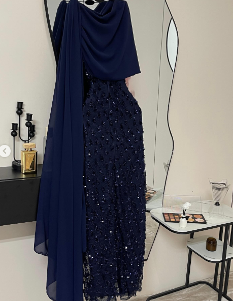 Robe de soirée élégante bleu marine à sequins avec cape, fourreau raffiné, idéale pour un bal de promo ou un dîner chic (AB2046)