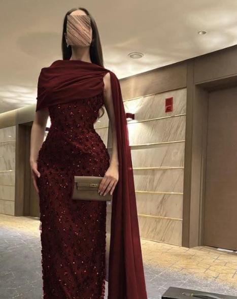 Robe de soirée élégante bleu marine à sequins avec cape, fourreau raffiné, idéale pour un bal de promo ou un dîner chic (AB2046)