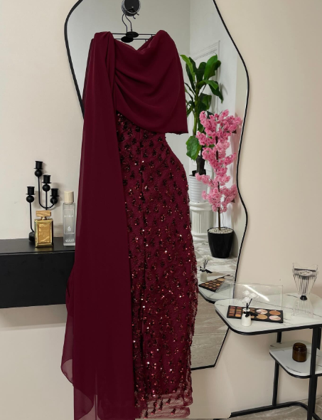 Robe de soirée élégante bleu marine à sequins avec cape, fourreau raffiné, idéale pour un bal de promo ou un dîner chic (AB2046)