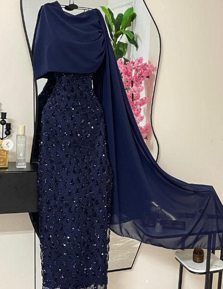 Robe de soirée élégante bleu marine à sequins avec cape, fourreau raffiné, idéale pour un bal de promo ou un dîner chic (AB2046)