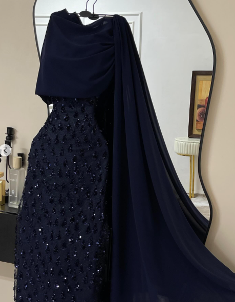 Robe de soirée élégante bleu marine à sequins avec cape, fourreau raffiné, idéale pour un bal de promo ou un dîner chic (AB2046)