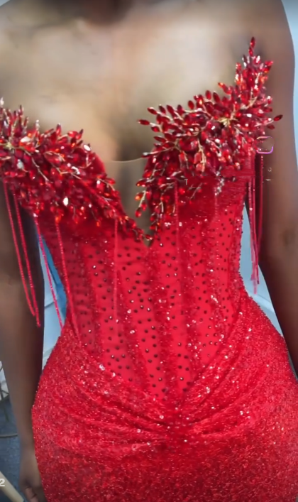 Robe de soirée sirène élégante à sequins et perles, décolleté cœur, idéale pour un bal de promo ou un dîner. Référence AB2082