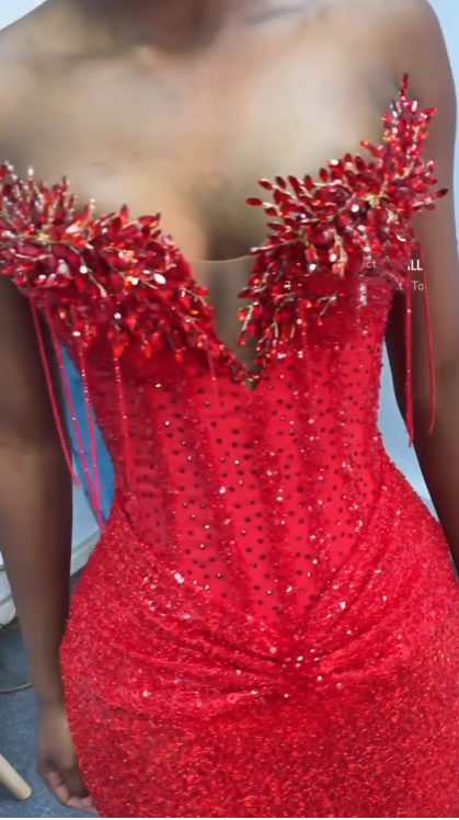 Robe de soirée sirène élégante à sequins et perles, décolleté cœur, idéale pour un bal de promo ou un dîner. Référence AB2082
