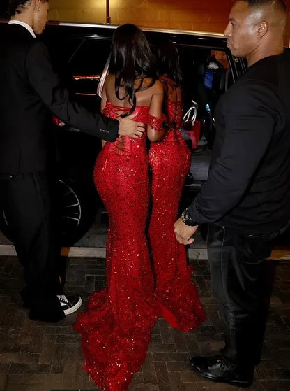 Robe de soirée longue rouge à paillettes, épaules dénudées, style sirène, ornée de sequins, idéale pour les bals de fin d'année et les dîners chics. Modèle AB2086.