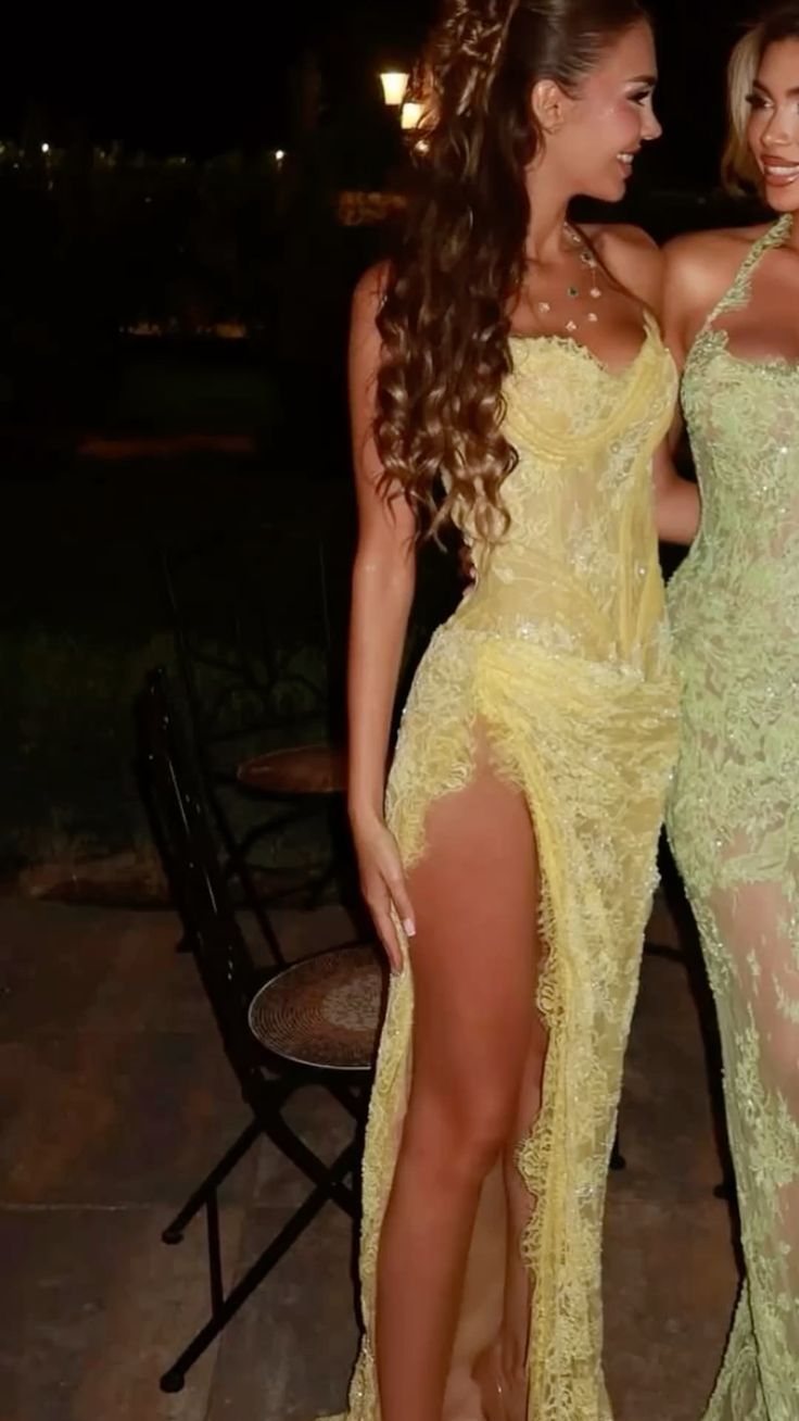 Elegantes, schlichtes Ballkleid für die Oberstufe: Meerjungfrauen-Schnitt, herzförmiger Ausschnitt, gelbe Spitze mit Schlitz, halbformelles, langes Abschlussballkleid für Teenager AB2109