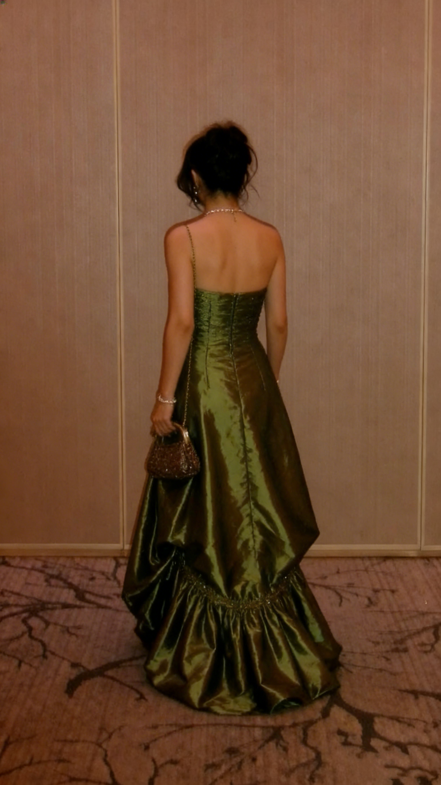 Robe de bal élégante bustier en satin bordeaux, longue et formelle, idéale pour les soirées et les bals de fin d'année. AB2194