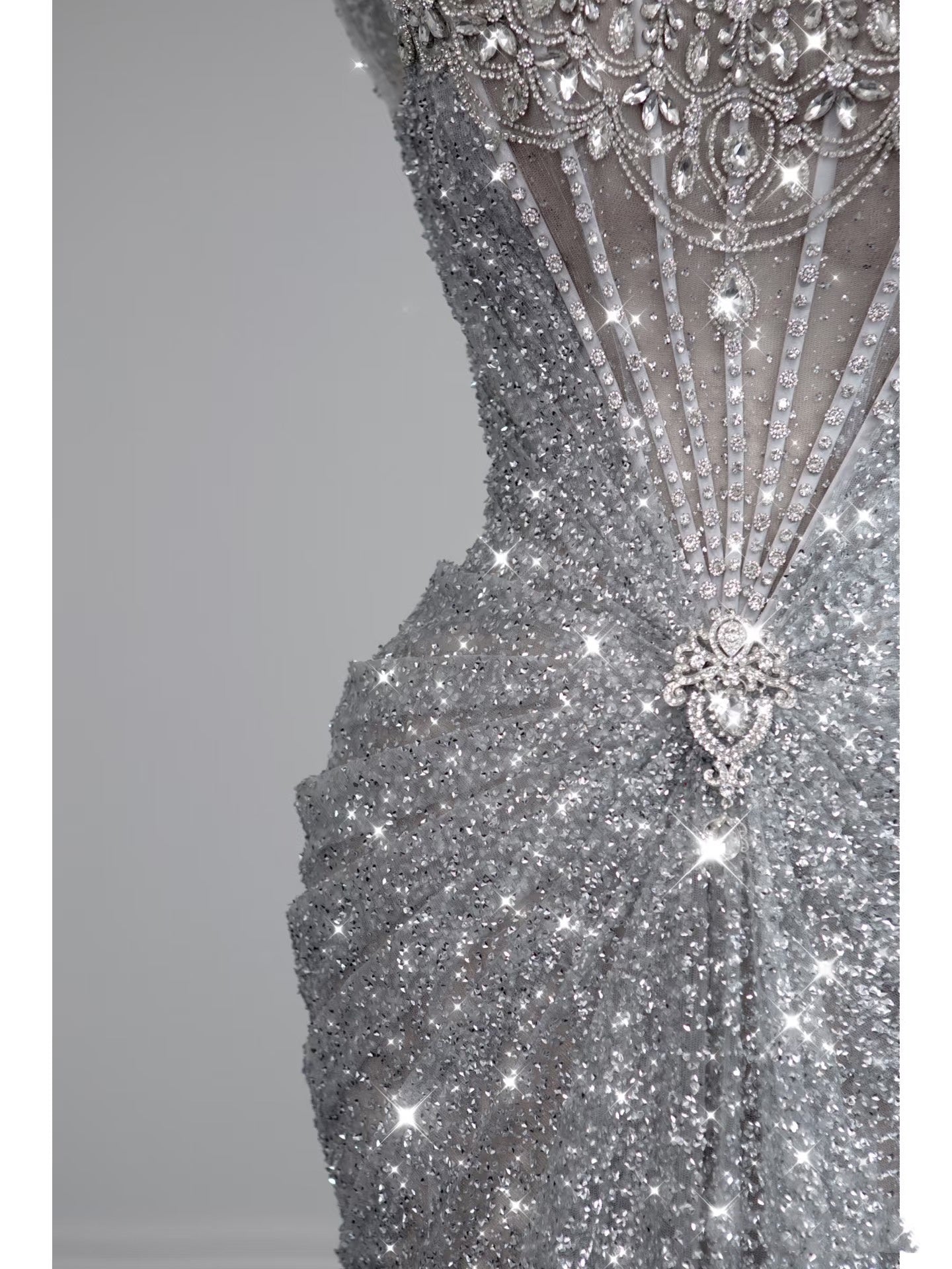 Robe de bal sirène modeste à encolure carrée et sequins argentés ornés de perles, inspiration robe de soirée longue pour un 19e anniversaire AB2276