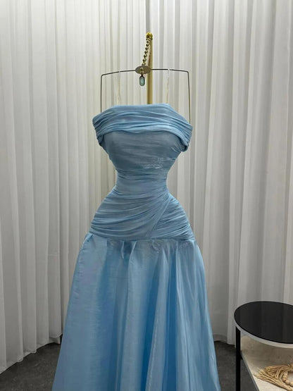 Wunderschönes, schickes, blaues, trägerloses, ärmelloses, langes A-Linien-Abendkleid mit Faltenrock AB393