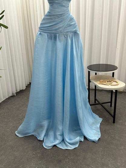 Wunderschönes, schickes, blaues, trägerloses, ärmelloses, langes A-Linien-Abendkleid mit Faltenrock AB393