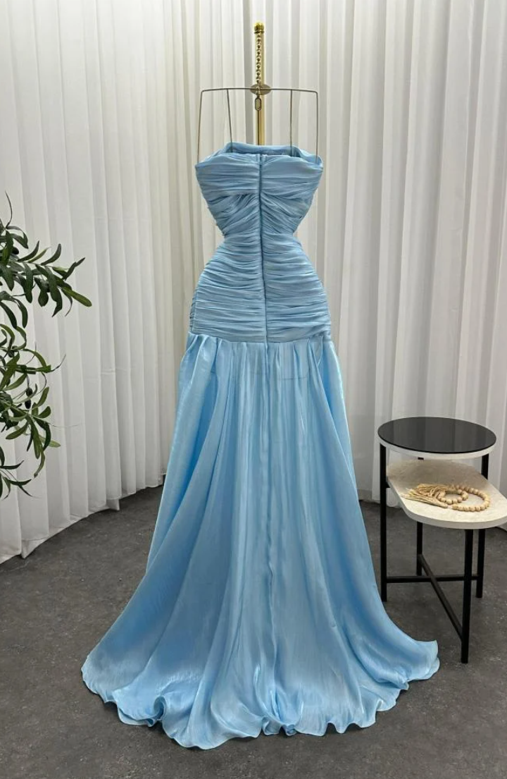 Wunderschönes, schickes, blaues, trägerloses, ärmelloses, langes A-Linien-Abendkleid mit Faltenrock AB393
