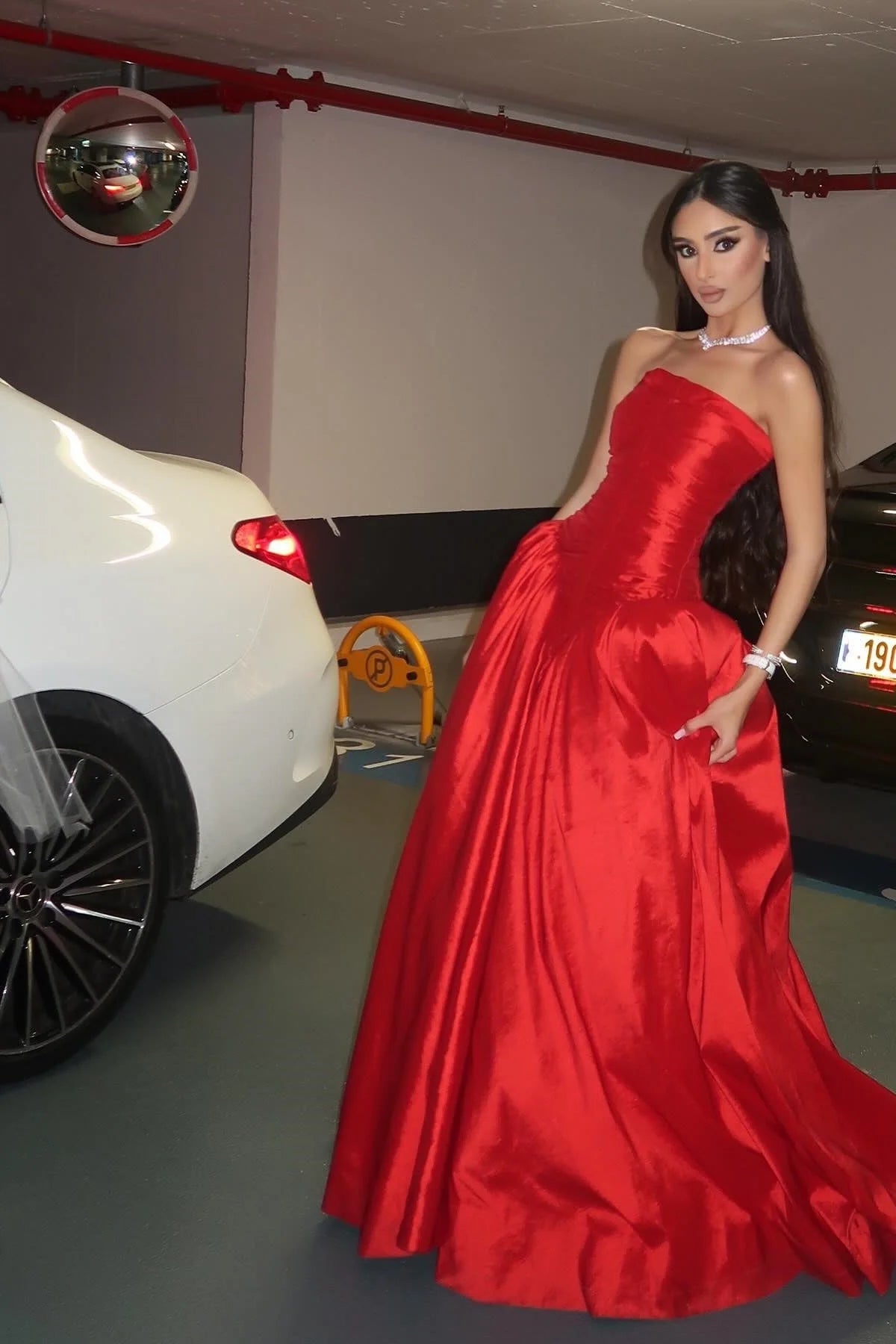Robe de soirée longue rouge bustier trapèze à volants, modèle AB540