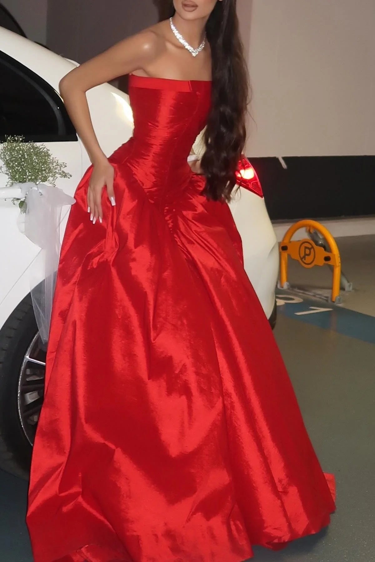 Robe de soirée longue rouge bustier trapèze à volants, modèle AB540
