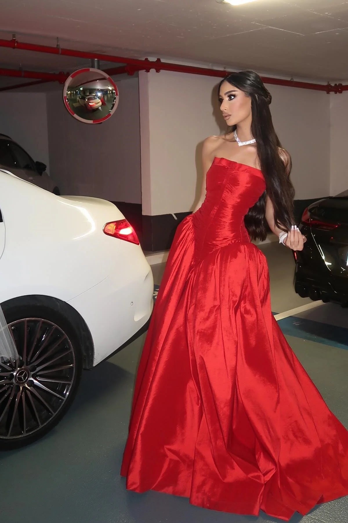 Robe de soirée longue rouge bustier trapèze à volants, modèle AB540