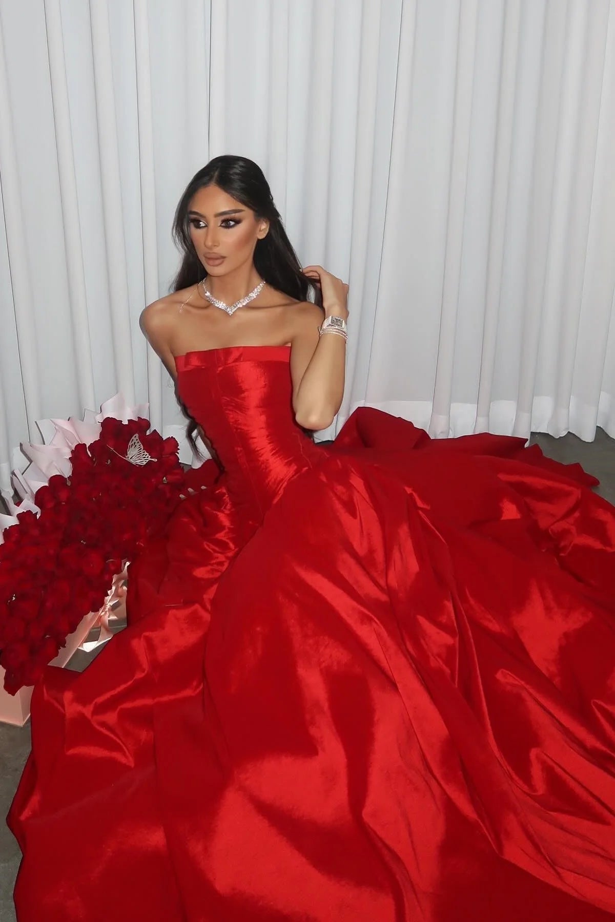 Robe de soirée longue rouge bustier trapèze à volants, modèle AB540