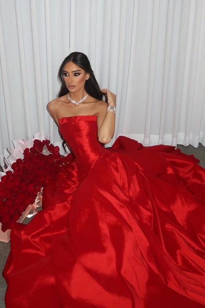 Robe de soirée longue rouge bustier trapèze à volants, modèle AB540