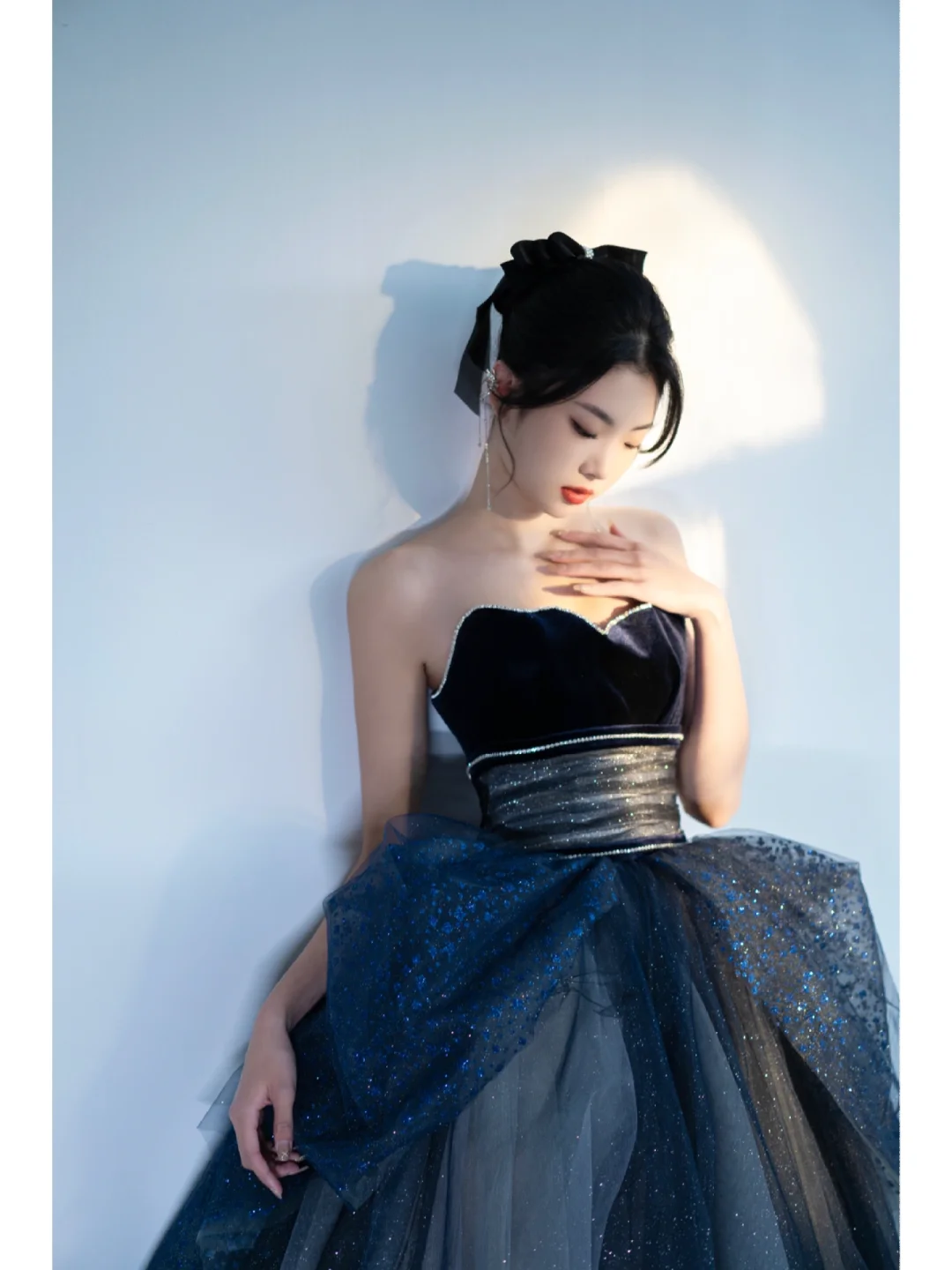Robe de bal unique sans bretelles en tulle bleu marine plissé, robe de quinceañera longue pour les 15 ou 16 ans (AB846)
