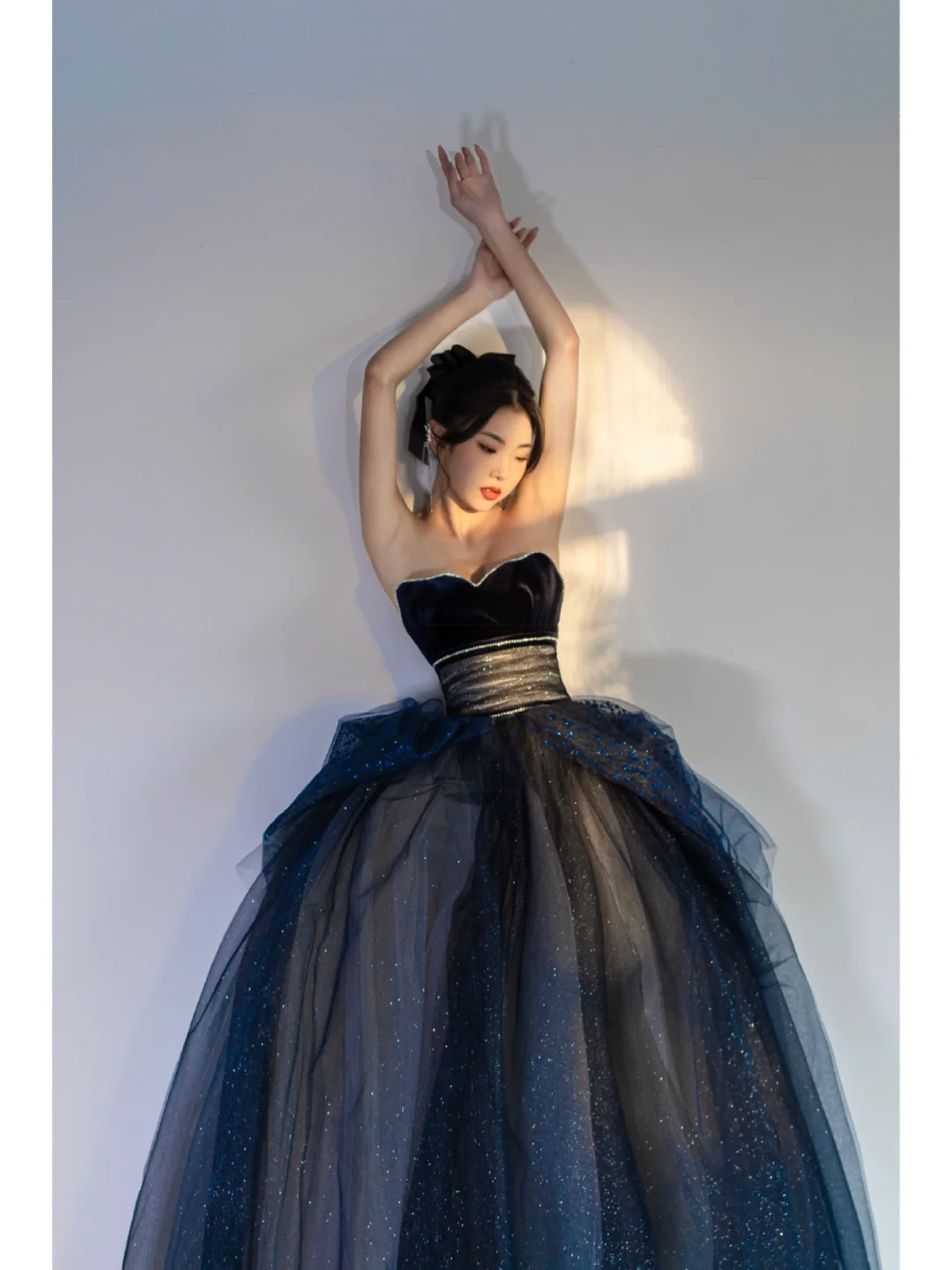 Robe de bal unique sans bretelles en tulle bleu marine plissé, robe de quinceañera longue pour les 15 ou 16 ans (AB846)