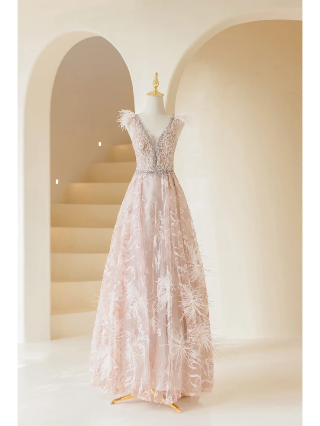 Niedliches, langes A-Linien-Abendkleid aus rosa Tüllspitze mit V-Ausschnitt – ein echter Hingucker zum 18. Geburtstag (Modell A863).