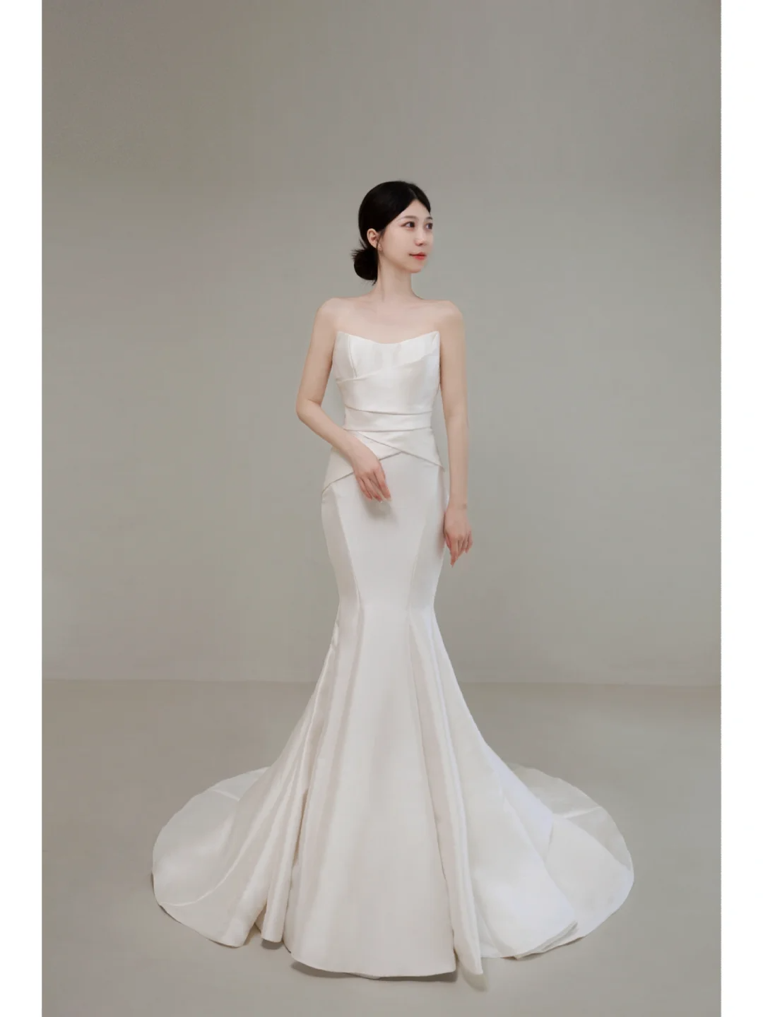 Zeitloses, trägerloses, langes Meerjungfrauen-Brautkleid aus weißem Satin, schlichtes Sommerkleid, elegantes Hochzeitskleid AB850