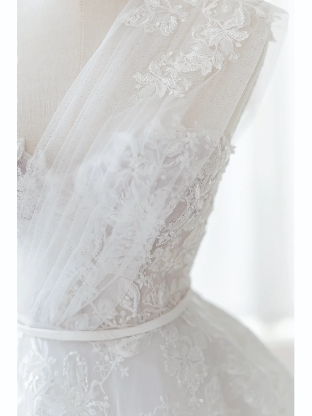 Schlichtes Ballkleid, schulterfrei, aus Satin und Spitze, weiß, tailliert und ausgestellt, bodenlang, mit Falten, Hochzeitskleid AB1010