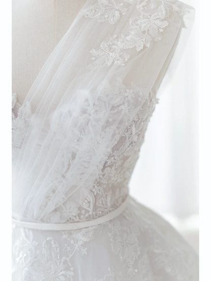 Schlichtes Ballkleid, schulterfrei, aus Satin und Spitze, weiß, tailliert und ausgestellt, bodenlang, mit Falten, Hochzeitskleid AB1010