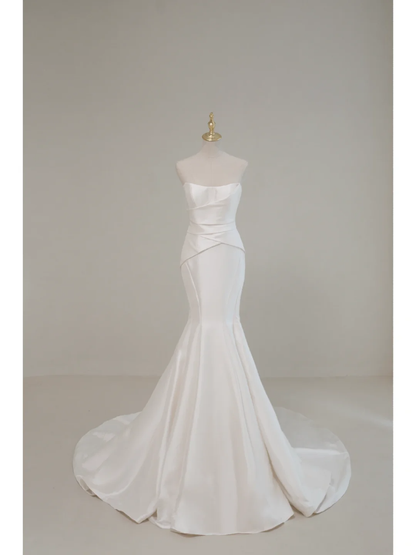 Zeitloses, trägerloses, langes Meerjungfrauen-Brautkleid aus weißem Satin, schlichtes Sommerkleid, elegantes Hochzeitskleid AB850