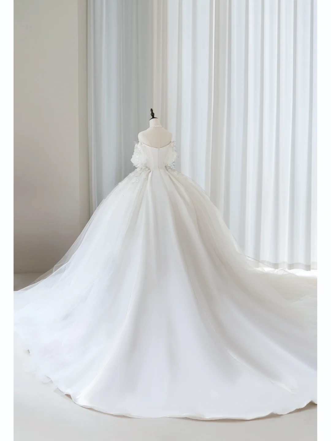 Zeitloses weißes Brautkleid für Damen mit langen Ärmeln, Spitzenapplikationen, schulterfreiem Schnitt, Ballkleid AB912