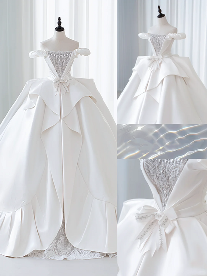Schlichtes Ballkleid, schulterfrei, aus Satin und Spitze, weiß, tailliert und ausgestellt, bodenlang, mit Falten, Hochzeitskleid AB1010