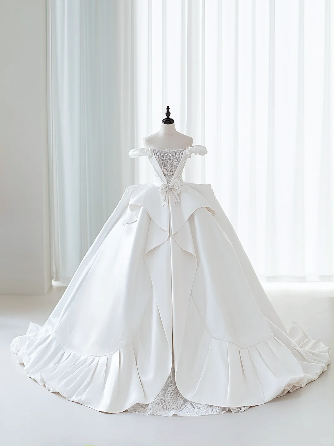 Schlichtes Ballkleid, schulterfrei, aus Satin und Spitze, weiß, tailliert und ausgestellt, bodenlang, mit Falten, Hochzeitskleid AB1010