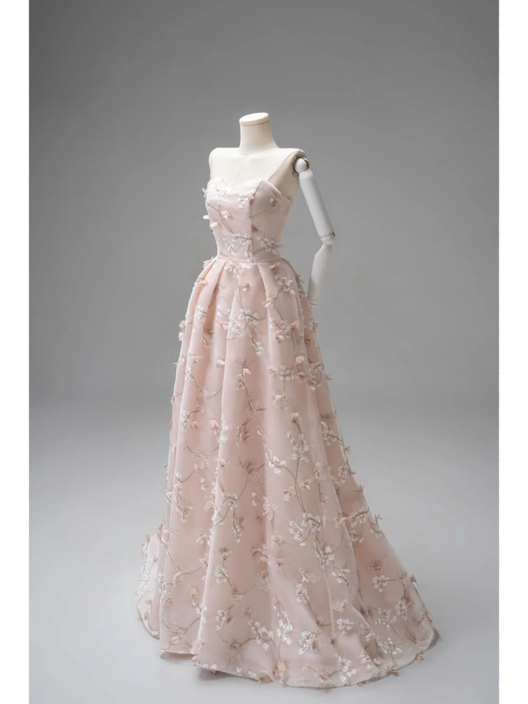 Niedliches, langes, rosafarbenes A-Linien-Abendkleid mit Neckholder und Blumenmuster aus Tüll – ein echter Hingucker zum 19. Geburtstag (AB1004)