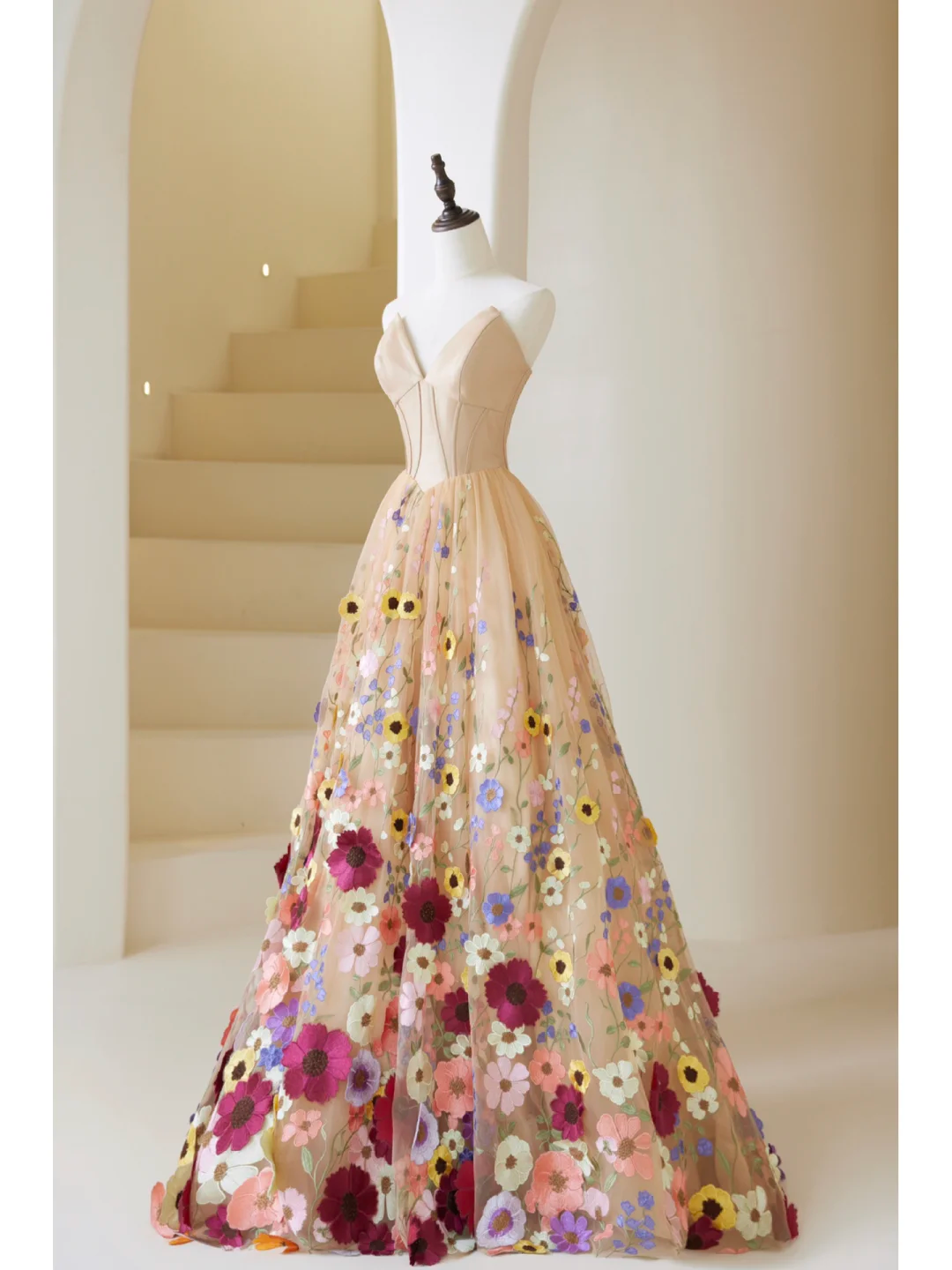 Bezauberndes langes Ballkleid mit Herzausschnitt, floralem Tüll und champagnerfarbenem Schnitt – das perfekte Outfit für den 19. Geburtstag (AB859).