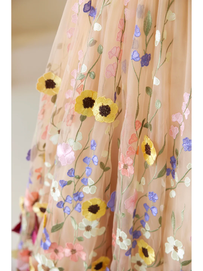 Bezauberndes langes Ballkleid mit Herzausschnitt, floralem Tüll und champagnerfarbenem Schnitt – das perfekte Outfit für den 19. Geburtstag (AB859).