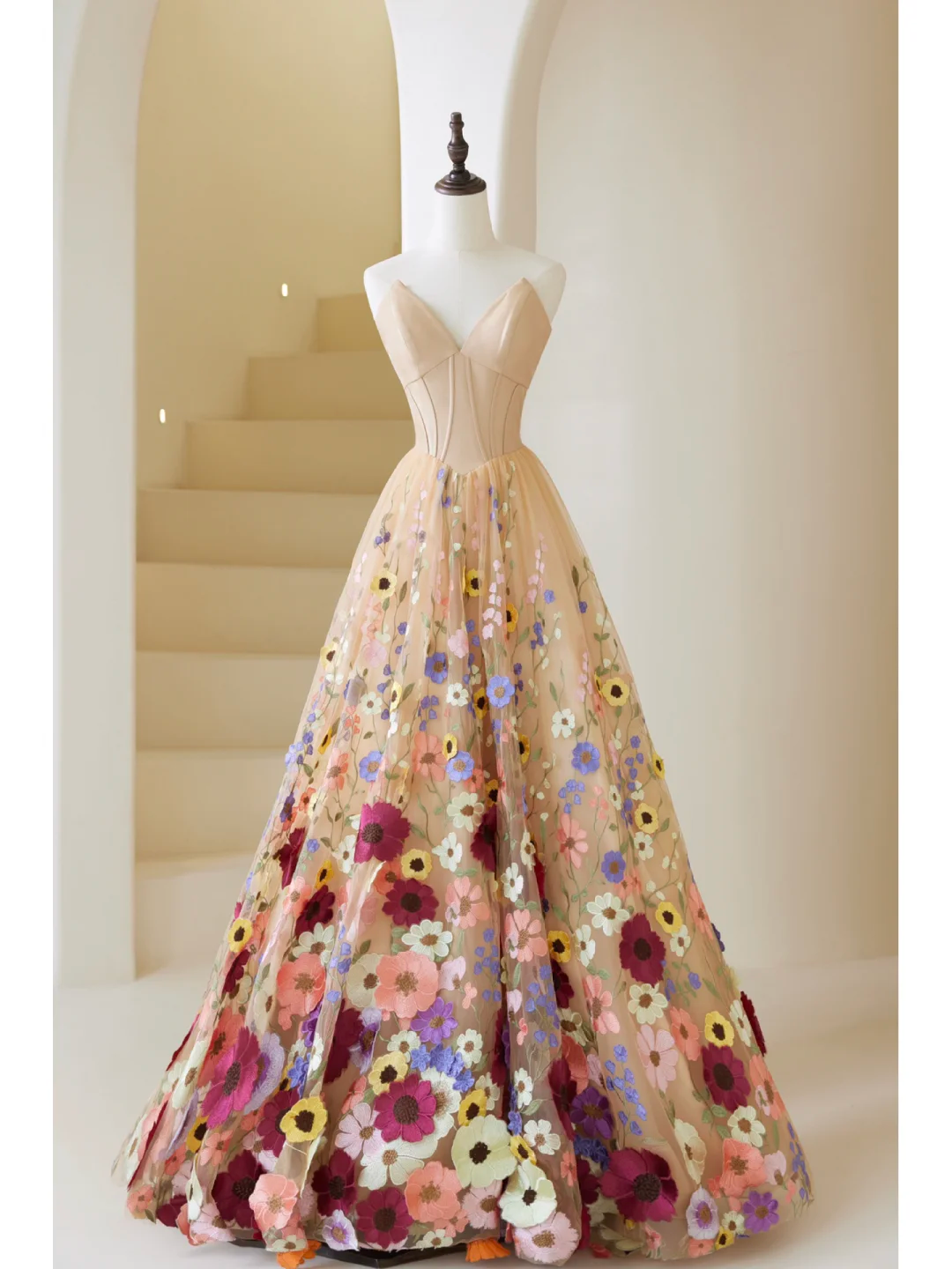 Bezauberndes langes Ballkleid mit Herzausschnitt, floralem Tüll und champagnerfarbenem Schnitt – das perfekte Outfit für den 19. Geburtstag (AB859).