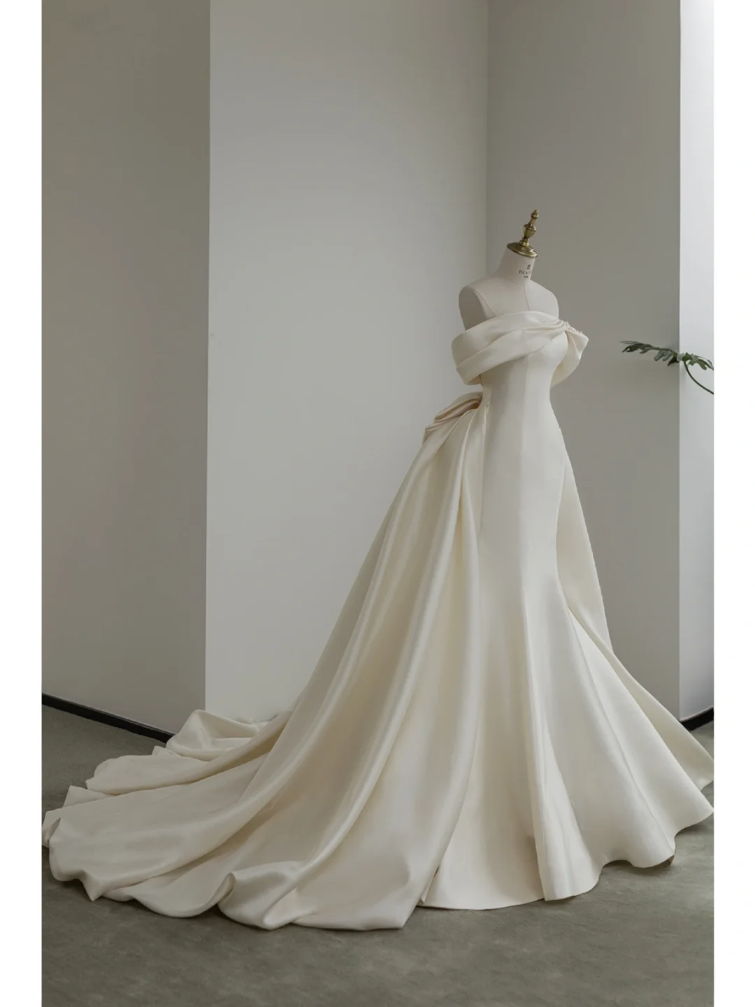 Robe de mariée sirène à épaules dénudées pour femme, ornée de plis et longue jusqu'au sol, modèle AB1018